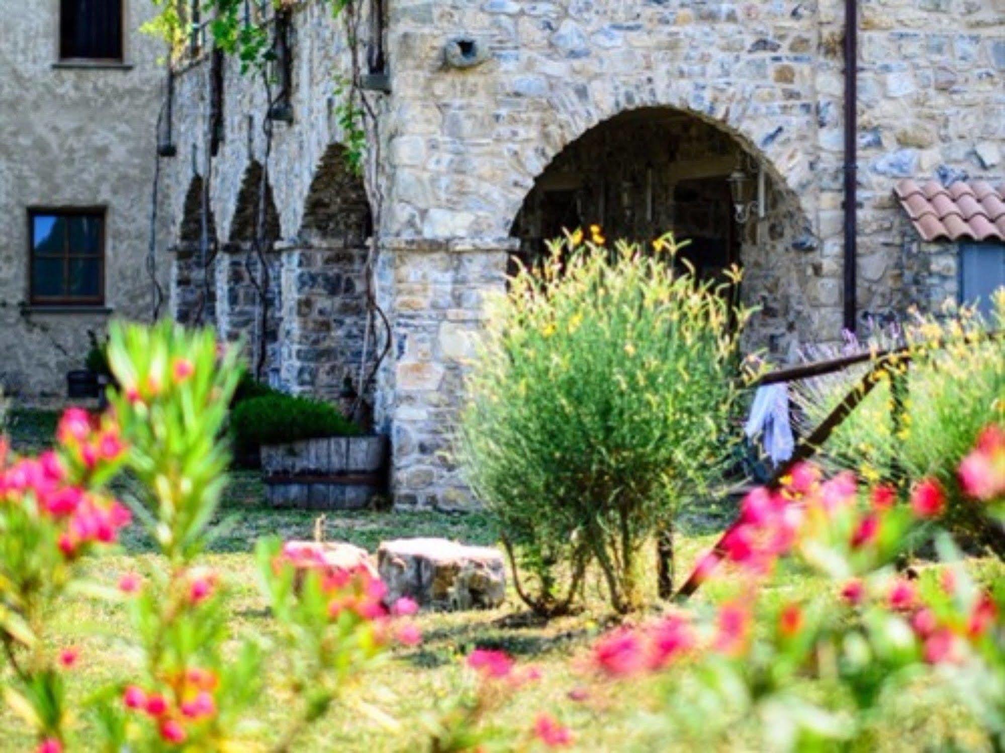 Hotel Podere Conti Filattiera Екстериор снимка