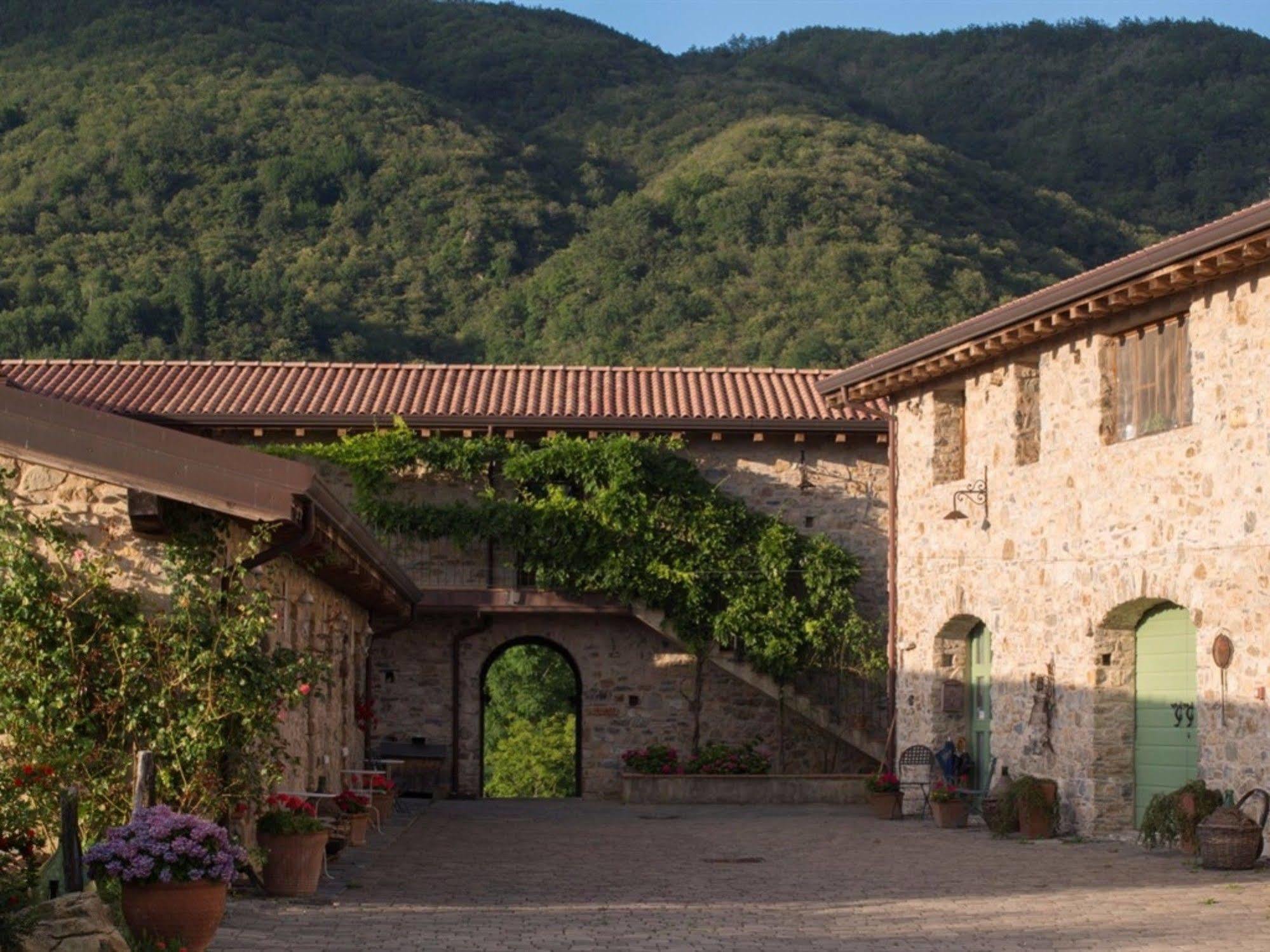Hotel Podere Conti Filattiera Екстериор снимка