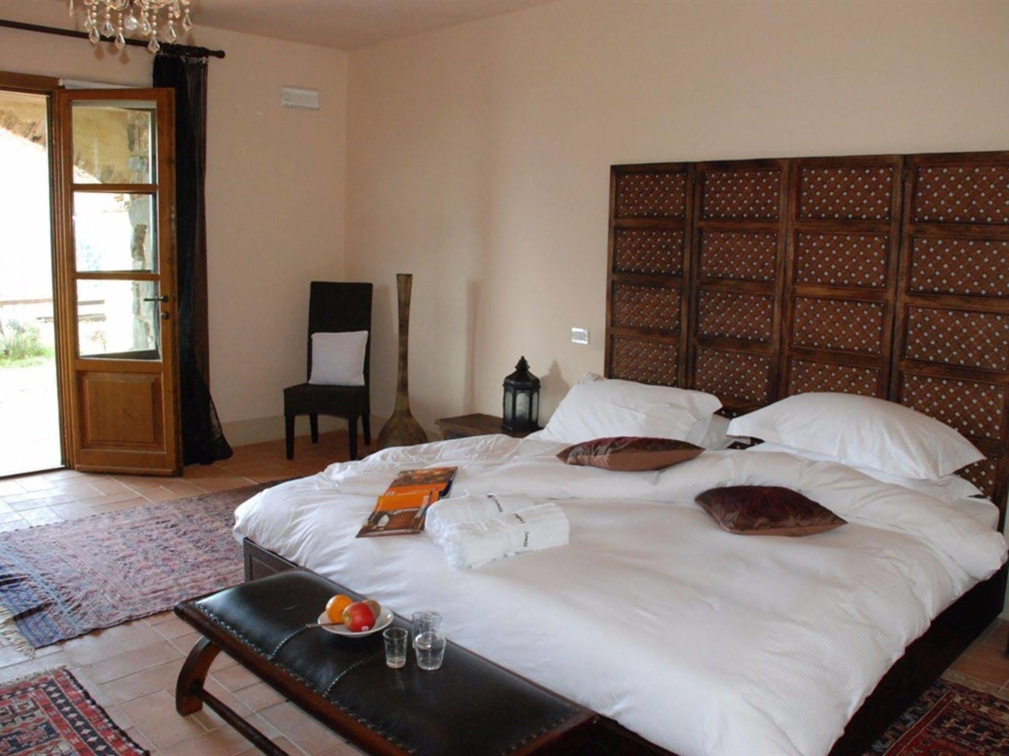 Hotel Podere Conti Filattiera Екстериор снимка