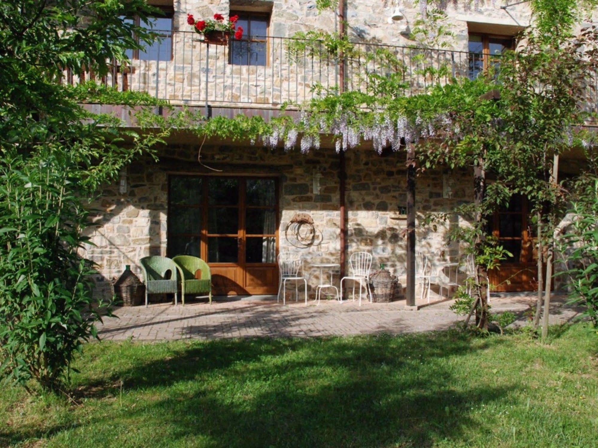 Hotel Podere Conti Filattiera Екстериор снимка