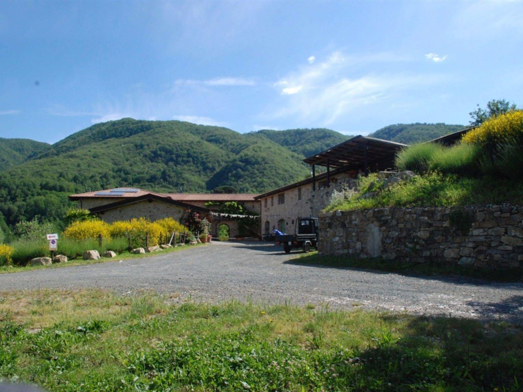 Hotel Podere Conti Filattiera Екстериор снимка