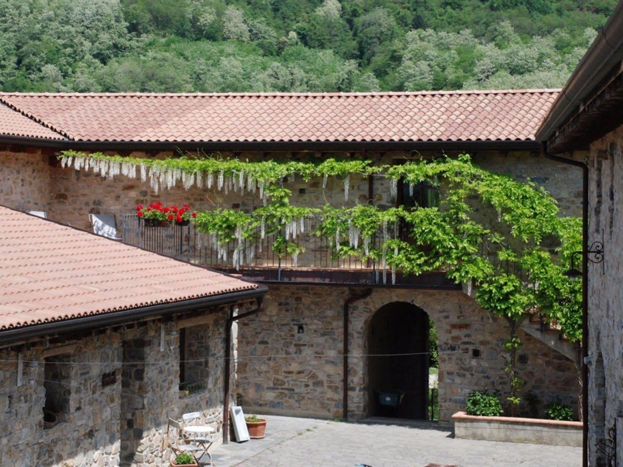 Hotel Podere Conti Filattiera Екстериор снимка