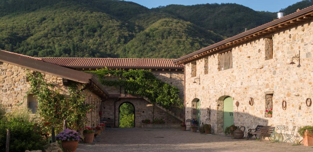 Hotel Podere Conti Filattiera Екстериор снимка